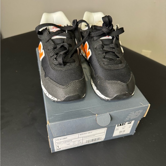 Brand New New Balance Kid Sneakers Size 1 - Picture 2 of 4